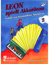 Leon spielt Akkordeon 2